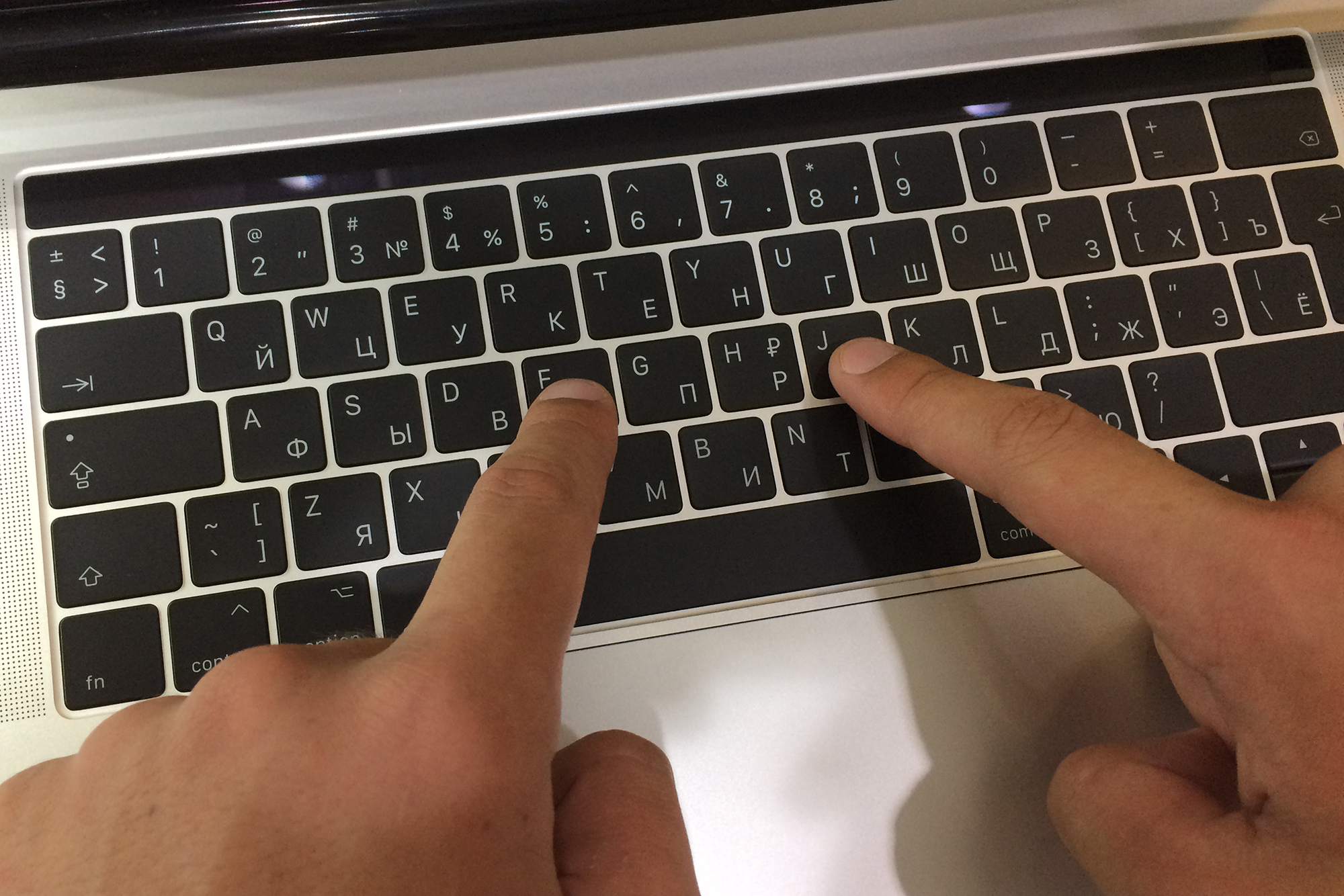 Быстро нажимать на клавиши. Пальцы на клавиатуре. Пальцы печатают на клавиатуре. Пальцы печатают по клавиатуре. Печатает по клавиатуре.