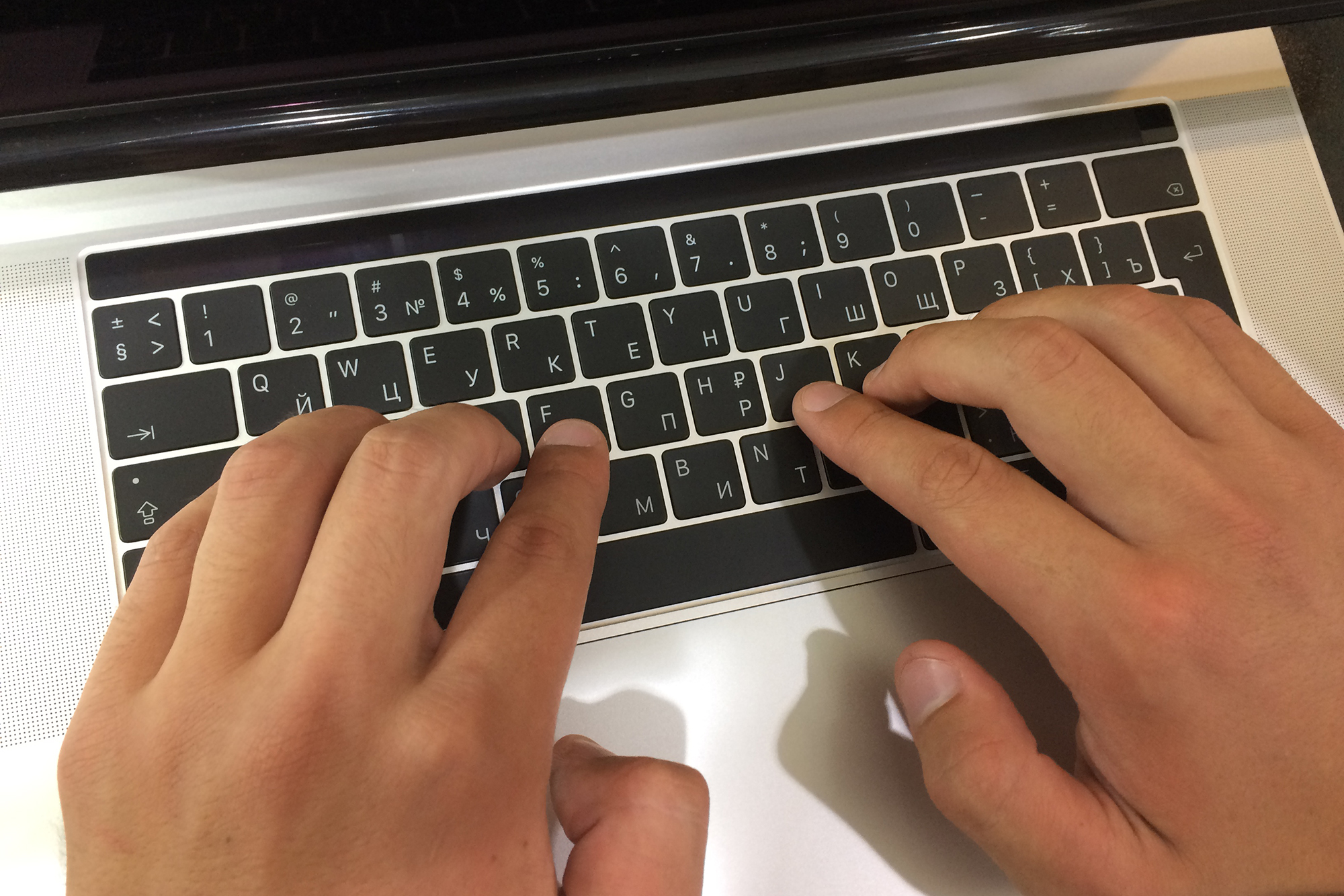 Печатать вслепую на клавиатуре. Пальцы на клавиатуре. Клавиатура. Компьютерная клавиатура. Клавиатура компьютера пальцы.