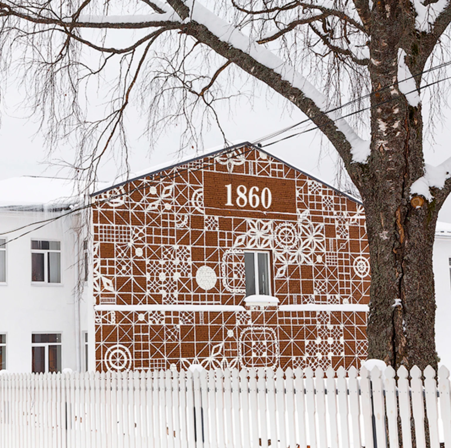 Петербург крестцы. Крестецкая строчка фабрика музей. Новгородская Крестецкая фабрика. Крестецкая строчка Крестцы. Фабрика Крестецкой строчки в Крестцах.